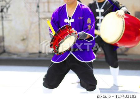 沖縄エイサー踊りの演舞中の締太鼓 117432182