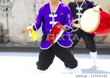 沖縄エイサー踊りの演舞中の締太鼓 沖縄エイサー踊りの演舞中の締太鼓 117432183