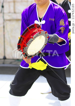 エイサー 締太鼓 持ち方 エイサー 締太鼓 持ち方 演者と役割 沖縄の伝統
