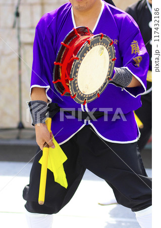 沖縄エイサー踊りの演舞中の締太鼓 117432186