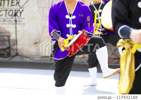 沖縄エイサー踊りの演舞中の締太鼓 117432188