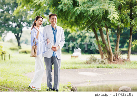 観光をするシニア夫婦 セカンドライフ 観光をするシニア夫婦 セカンドライフ 117432195