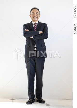 腕組みをした笑顔の60代のビジネスマン 117432228