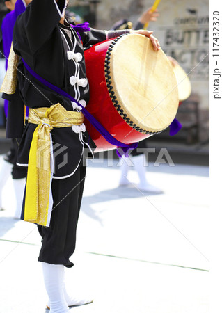 沖縄エイサー踊りの演舞中の大太鼓 117432320