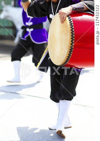沖縄エイサー踊りの演舞中の大太鼓 117432322
