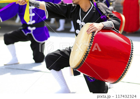 沖縄エイサー踊りの演舞中の大太鼓 117432324