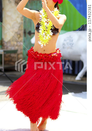 タヒチアンダンスを踊る女性のスカート 117432381
