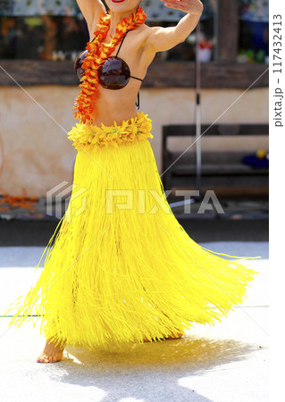 タヒチアンダンスを踊る女性のスカート 117432413