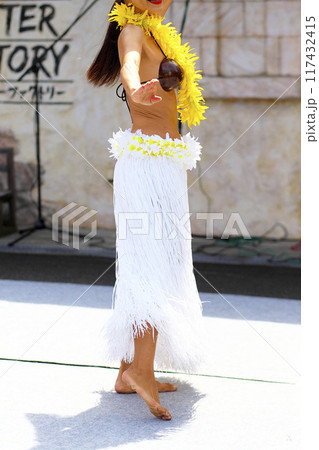 タヒチアンダンスを踊る女性のスカート 117432415