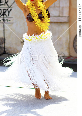 タヒチアンダンスを踊る女性のスカート タヒチアンダンスを踊る女性のスカート 117432417