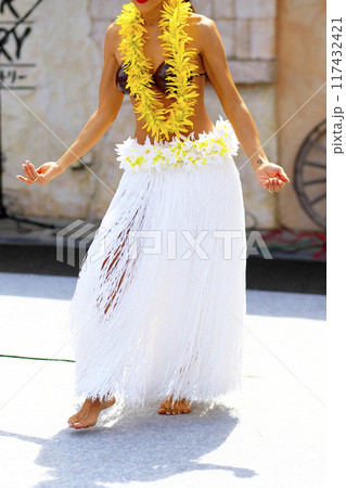 タヒチアンダンスを踊る女性のスカート 117432421