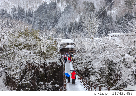 雪に覆われた冬の世界遺産 白川村(白川郷) 岐阜県 雪に覆われた冬の世界遺産 白川村(白川郷) 岐阜県 117432483