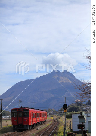 由布岳とローカル線・キハ200系気動車 117432558