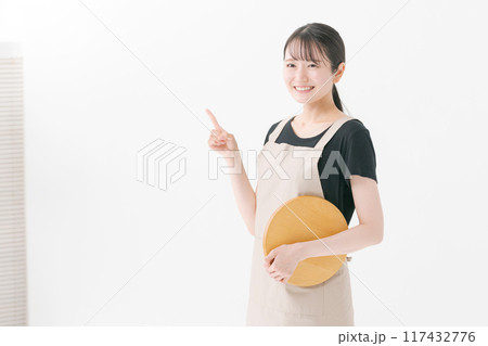 エプロンをつけた女性カフェスタッフ エプロンをつけた女性カフェスタッフ 117432776