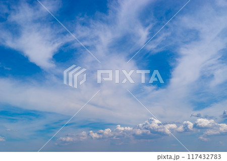 夏の青空と遠い空の二層の雲　b-1 117432783