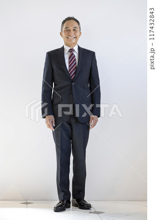 カメラ目線で笑顔の60代のビジネスマン　全身 117432843