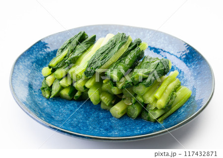 切ってお皿に盛り付けた野沢菜漬け 117432871