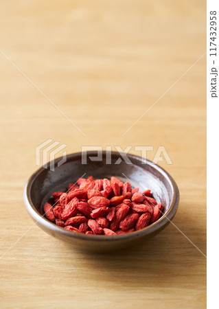 小皿に盛ったクコの実 小皿に盛ったクコの実 117432958