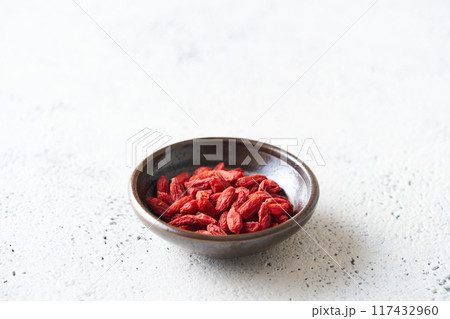 小皿に盛ったクコの実 117432960