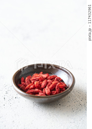 小皿に盛ったクコの実 117432961