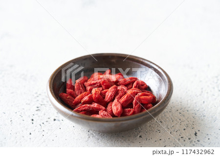 小皿に盛ったクコの実 117432962