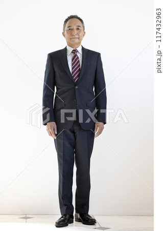 カメラ目線の60代のビジネスマン 117432963