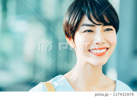 カジュアル　ビジネスウーマン。 117432979