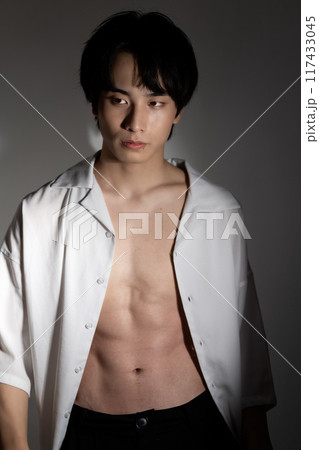 ボディーメイクした若い男性 117433045