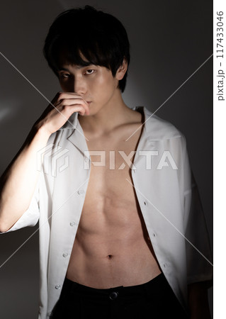 ボディーメイクした若い男性 117433046