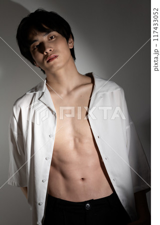 ボディーメイクした若い男性 ボディーメイクした若い男性 117433052