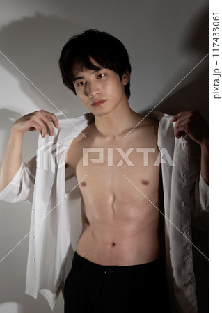 ボディーメイクした若い男性 ボディーメイクした若い男性 117433061