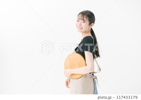 エプロンをつけた女性カフェスタッフ エプロンをつけた女性カフェスタッフ 117433179