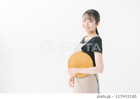 エプロンをつけた女性カフェスタッフ エプロンをつけた女性カフェスタッフ 117433180