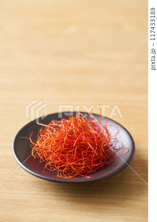 小皿に盛った糸唐辛子 小皿に盛った糸唐辛子 117433189