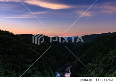 2024年夏奈良市東部布目ダムの夕景 ダム北(渓谷)側爆焼けの空 次第に茜色に染まっていく夕焼け空① 2024年夏奈良市東部布目ダムの夕景 ダム北(渓谷)側爆焼けの空 次第に茜色に染まっていく夕焼け空① 117433208