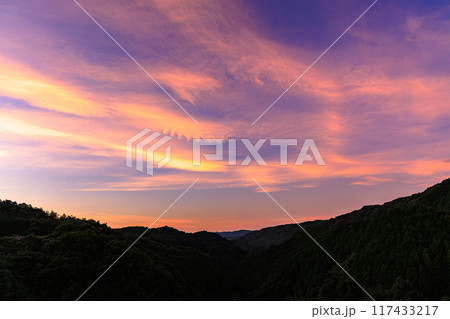 2024年夏奈良市東部布目ダムの夕景　ダム北(渓谷)側爆焼けの空　一面茜雲に覆われた夕焼け空③ 117433217