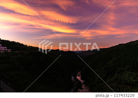 2024年夏奈良市東部布目ダムの夕景　ダム北(渓谷)側爆焼けの空　空一面に広がった茜雲② 117433220