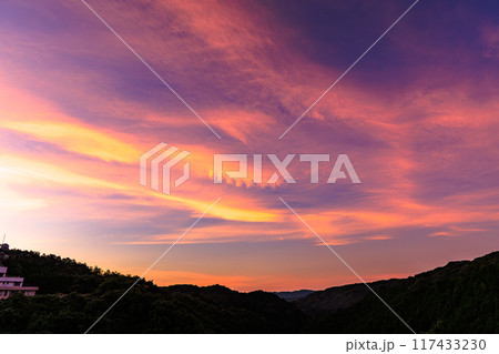 2024年夏奈良市東部布目ダムの夕景　ダム北(渓谷)側爆焼けの空　帯状に重なる茜雲② 117433230