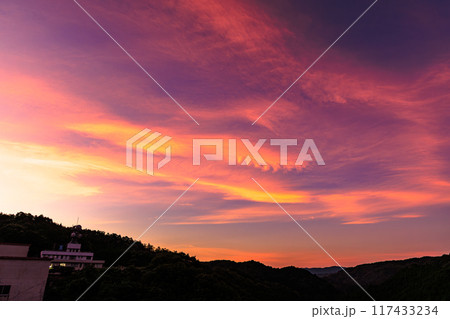 2024年夏奈良市東部布目ダムの夕景　ダム北(渓谷)側爆焼けの空　グラデーション豊な夕焼け空② 117433234