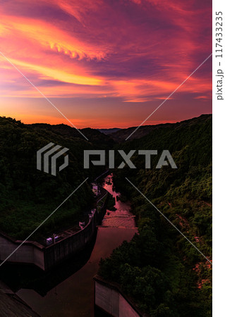 2024年夏奈良市東部布目ダムの夕景ダム北(渓谷)側爆焼けの空 オーロラのような茜雲と茜色の布目川① 2024年夏奈良市東部布目ダムの夕景ダム北(渓谷)側爆焼けの空 オーロラのような茜雲と茜色の布目川① 117433235