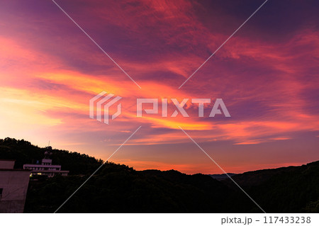 2024年夏奈良市東部布目ダムの夕景 ダム北(渓谷)側爆焼けの空 オーロラのような茜雲② 2024年夏奈良市東部布目ダムの夕景 ダム北(渓谷)側爆焼けの空 オーロラのような茜雲② 117433238