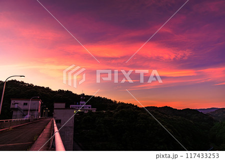2024年夏奈良市東部布目ダムの夕景　ダム北(渓谷)側爆焼けの空　堰堤の北に広がる一面の茜雲③ 117433253