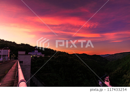 2024年夏奈良市東部布目ダムの夕景 ダム北(渓谷)側爆焼けの空 堰堤の北に広がる一面の茜雲④ 2024年夏奈良市東部布目ダムの夕景 ダム北(渓谷)側爆焼けの空 堰堤の北に広がる一面の茜雲④ 117433254