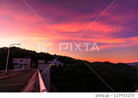 2024年夏奈良市東部布目ダムの夕景 ダム北(渓谷)側爆焼けの空 堰堤の北に広がる一面の茜雲⑤ 2024年夏奈良市東部布目ダムの夕景 ダム北(渓谷)側爆焼けの空 堰堤の北に広がる一面の茜雲⑤ 117433255