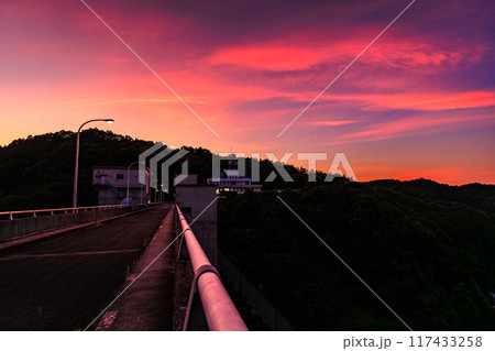 2024年夏奈良市東部布目ダムの夕景　ダム北(渓谷)側爆焼けの空　堰堤の北に広がる一面の茜雲⑧ 117433258