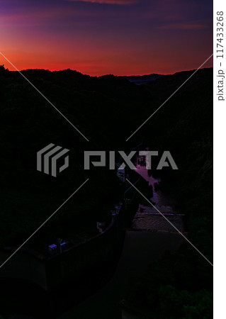 2024年夏奈良市東部布目ダムの夕景ダム北(渓谷)側爆焼けの空 深みを増して行く夕空と山際の夕焼け② 2024年夏奈良市東部布目ダムの夕景ダム北(渓谷)側爆焼けの空 深みを増して行く夕空と山際の夕焼け② 117433268