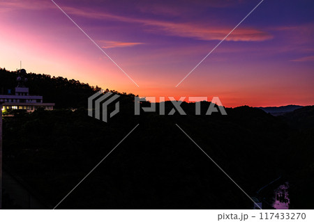 2024年夏奈良市東部布目ダムの夕景　ダム北(渓谷)側爆焼けの空　山際の残照と深みを増して行く空② 117433270