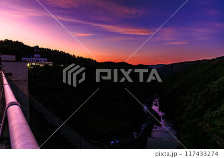 2024年夏奈良市東部布目ダムの夕景　ダム北(渓谷)側爆焼けの空　茜色に染まる堰堤③ 117433274