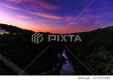 2024年夏奈良市東部布目ダムの夕景 ダム北(渓谷)側爆焼けの空 赤と青が美しい極彩色の空④ 2024年夏奈良市東部布目ダムの夕景 ダム北(渓谷)側爆焼けの空 赤と青が美しい極彩色の空④ 117433284