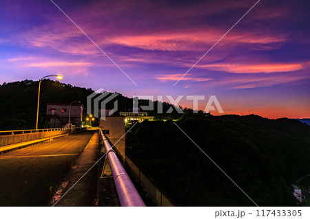 2024年夏奈良市東部布目ダムの夕景　ダム北(渓谷)側爆焼けの空　街灯に照らされる堰堤と極彩色の空⑭ 117433305